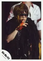 【中古】生写真(ジャニーズ) Kis-My-Ft2/北山宏光/ライブフォト・上半身・衣装黒・右手人差し指口元・サングラス・目線右/公式生写真