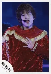 【中古】生写真(ジャニーズ) Kis-My-Ft2/千賀健永/ライブフォト・上半身・衣装赤・左手胸・背景紺/公式生写真