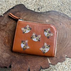 L字ファスナーミニ財布（赤茶の革に茶トラ猫の刺繍）02014-15