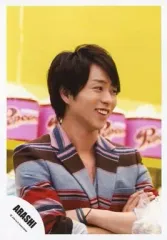 【中古】生写真(ジャニーズ) 嵐/櫻井翔/バストアップ・衣装グレー赤茶色・腕組み・目線右・背景黄色・ポップコーン/公式生写真