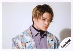 【中古】生写真(ジャニーズ) Sexy Zone/菊池風磨/横型・バストアップ・衣装紫・白・青・茶色・右向き・両手下・背景白/「Sexy Zone LIVE TOUR 2019 PAGES」グッズオフショット/公式生写真 