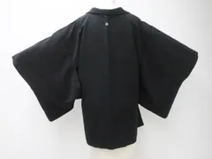 【一輝堂】リサイクル着物 羽織 黒羽織 一つ紋 地紋入り お洒落紐付き 正絹 身丈74.5cm 裄丈62cm 25z09-5407