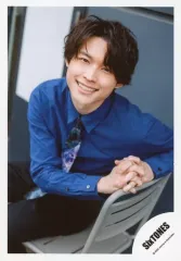 【中古】生写真(ジャニーズ) SixTONES/松村北斗/膝上・座り・衣装青・ネクタイ・両手組み・椅子の背もたれに寄りかかり/シングル「NAVIGATOR」MV＆ジャケ写オフショット/公式生写真