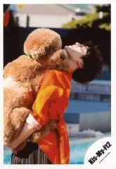 【中古】生写真(ジャニーズ) Kis-My-Ft2/玉森裕太/膝上・衣装オレンジ・左向き・顔上げ・犬抱き/アルバム「FREE HUGS!」MV＆ジャケ写オフショット/公式生写真