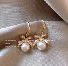 〖新品未使用〗可愛い　キラキラ　パールピアス 華やか リボン 輝き ゴールド　ピアス