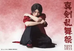 【中古】生写真(男性) 佐藤流司(加州清光)/横型・全身・座り・キャラクターショット/「ミュージカル『刀剣乱舞』～真剣乱舞祭2022～」ブロマイド 刀剣男士(内番ver.)