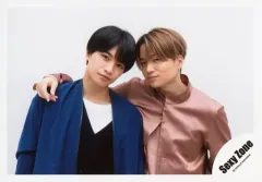 【中古】生写真(ジャニーズ) Sexy Zone/中島健人・菊池風磨/横型・バストアップ・衣装青・黒・白・ピンク・肩組み・首傾げ・口閉じ・背景白/アルバム「PAGES」MV＆ジャケ写オフショット/公式生写真