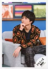 【中古】生写真(ジャニーズ) ジャニーズWEST/重岡大毅/膝上・座り・衣装黒・青・右手顎・顔左向き・目線左/「ジャニーズWEST LIVE TOUR 2019 WESTV!」グッズオフショット/公式生写真