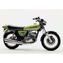 絵画風 壁紙ポスター (はがせるシール式) カワサキ 500-SS H1 マッハ3 緑 1973年 伝説のバイク キャラクロ K5SS-018A2 (A2版 594mm×420mm) ＜日本製＞ ウォールステッカー お風呂ポスター