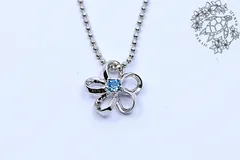 ペンダントトップ　プルメリア　花　ライトブルー　他カラーあり　スワロフスキー　スターリングシルバー　シルバー　ハワイアンジュエリー　ハワジュ　アクセサリー　チェーン別売　レディース　愛　友情　女性　シンプル　カジュアル　誕生日　ギフト　プレゼント　5,000円