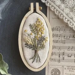 手刺繍ブローチ『ミモザの花束』母の日　プレゼント　木枠ブローチ　手刺繍ブローチ　花刺繍　スワッグ　ミモザ