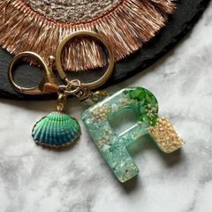 glas shell star☆green レジンイニシャルキーホルダー　R