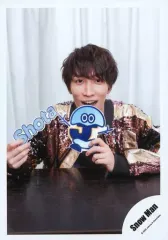 【中古】生写真(ジャニーズ) Snow Man/渡辺翔太/バストアップ・衣装金.銀.紫.黒・右手ネームプレート持ち・左手ロゴ持ち/Johnnys’ ISLAND STORE グッズオフショット’20夏/公式生写真