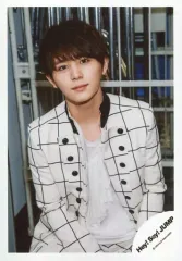 【中古】生写真(ジャニーズ) Hey! Say! JUMP/山田涼介/上半身・座り・衣装白・両手下・体正面/17 夏 コンサートパンフ＆グッズ撮影オフショット/公式生写真