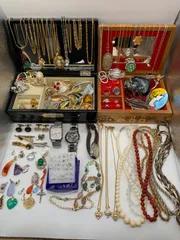 遺品整理まとめ売り　多様なデザインのアクセサリーセット 2025年最新】遺品整理品アクセサリーの人気アイテム - メルカリ