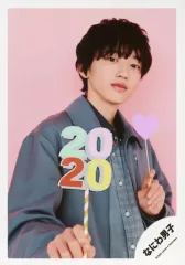 【中古】生写真(ジャニーズ) なにわ男子/道枝駿佑/上半身・衣装グレー・両手フォトプロップス・右向き・口閉じ・背景ピンク/Greeting Photo ～ニューイヤーVer.～/公式生写真