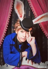 【中古】生写真(男性) 笹翼(神無月郁)/バストアップ・衣装青・屈み・赤布・キャラクターショット/「2.5次元ダンスライブ『ツキウタ。』ステージ 第5幕『Rabbits Kingdom』」ブロマイド