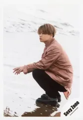 【中古】生写真(ジャニーズ) Sexy Zone/菊池風磨/全身・衣装ピンク・しゃがみ・左向き・海/アルバム「PAGES」MV＆ジャケ写オフショット/公式生写真