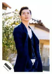 【中古】生写真(ジャニーズ) 嵐/松本潤/膝上・衣装青白ネックレス・体右向き・目線左上/「青空の下、キミのとなり」PV＆ジャケ/公式生写真