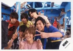 【中古】生写真(ジャニーズ) NEWS/集合(6人)/横型・ピース・手越Tシャツピンク・小山Tシャツ赤・加藤シャツ青・山下Tシャツ黄色/公式生写真