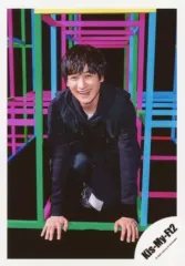 【中古】生写真(ジャニーズ) Kis-My-Ft2/宮田俊哉/全身・しゃがみ・衣装黒・両手遊具・背景黒/「Kis-My-Ft2 LIVE TOUR 2020 To-y2」グッズオフショット/公式生写真