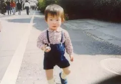 【中古】生写真(男性) ゴールデンボンバー/歌広場淳/横型・全身・衣装チェック赤青・右手物持ち・背景野外/公式生写真