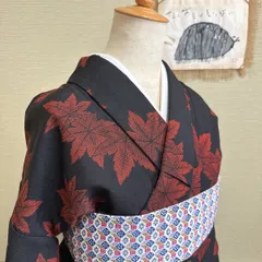 【た6】単衣着物　木綿　黒地×赤　もみじ文様　アンティーク調　秋の装いに