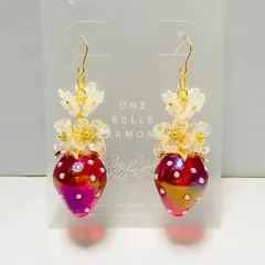 ハンドメイド　オーロラフラワー&大きないちご(オーロラクリアレッド)〈ピアス/イヤリング/チャーム〉