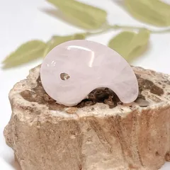 【E13945】ローズクォーツ＊勾玉＊Rose quartz＊天然石＊アクセサリー＊パワーストーン＊クリスタルワールド