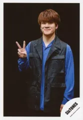 【中古】生写真(ジャニーズ) SixTONES/森本慎太郎/膝上・衣装黒.青・右手ピース・カメラ目線・背景黒/シングル「NAVIGATOR」MV＆ジャケ写オフショット/公式生写真