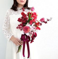 紅白の縦長クラッチブーケ　赤白　アームブーケ　ウェディングブーケ　ブートニア付き　紅白　造花　胡蝶蘭　桜　カラー