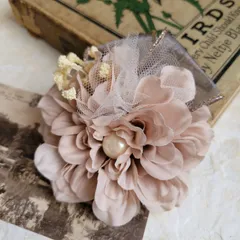 くすみベージュ　コサージュ　髪留め
