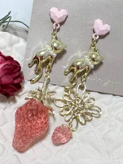 大きな苺と小さな苺ゆらゆら猫ピアス　ピンク　可愛い　s925