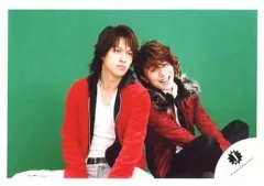 【中古】生写真(ジャニーズ) 関ジャニ∞/丸山隆平・安田章大/横型・膝上・座り・衣装赤.黒・背景緑・ロゴ「J」/公式生写真
