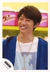 【中古】生写真(ジャニーズ) 嵐/相葉雅紀/バストアップ・衣装青.白・目線左・笑顔・ポップコーン/公式生写真