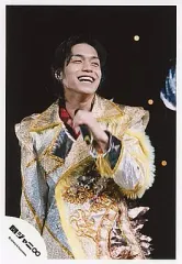 【中古】生写真(ジャニーズ) 関ジャニ∞/錦戸亮/上半身・衣装銀色・笑顔・左手マイク・背景黒/公式生写真