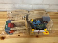 子供用品　ブランド　トーマス　木製石炭ホッパー付きベーシックセット　ふみきり付き　　トーマスレールセット　おもちゃ　木製おもちゃ