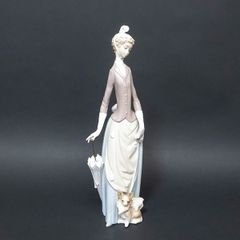 リヤドロ フィギュリン『犬を連れた婦人』