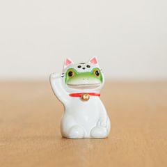 招き猫タロウ Copeau コポー カエル 置物 カエル 置き物 カエル グッズ 雑貨 コポタロウ 招き猫 金の鈴 猫 着ぐるみ 白い インテリア おしゃれ かわいい リビング