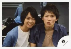 【中古】生写真(ジャニーズ) Travis Japan/仲田拡輝・中村海人/横型・バストアップ・衣装青・仲田唇尖らせ/「PLAYZONE’13 SONG ＆ DANC’N」オフショット/公式生写真