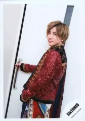 【中古】生写真(ジャニーズ) SixTONES/京本大我/膝上・衣装赤.黒.金・振り向き・右手ドアノブ/Johnnys’ ISLAND STORE グッズオフショット’20夏/公式生写真