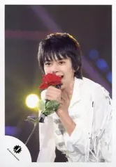 【中古】生写真(ジャニーズ) Sexy Zone/佐藤勝利/上半身・衣装白・右手マイク・バラ・右向き/公式生写真