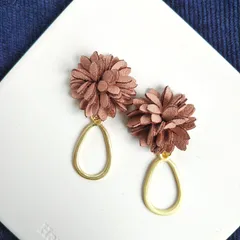 No.004 ライトブラウンのレザーフラワーと雫のイヤリング 大人 可愛