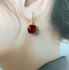 スワロフスキークリスタル　シャム/Fスクエアのピアス