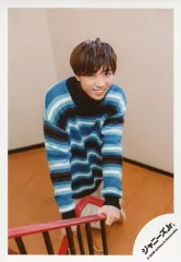 【中古】生写真(ジャニーズ) 関西ジャニーズJr./河下楽/全身・衣装青・白・茶色・両手手すり・右向き・笑顔/「関ジュ 夢の関西アイランド 2020 in 京セラドーム大阪 ～遊びにおいでや!満足 100%～」グッズオフショット/公式生写真