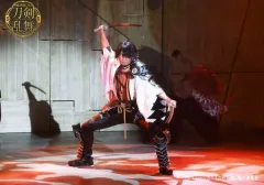 【中古】生写真(男性) 伊万里有(長曽祢虎徹)/ライブフォト・横型・全身・1部衣裳・両手刀・右手上げ・足広げ・キャラクターショット/ミュージカル『刀剣乱舞』～幕末天狼傳～ ローソンプリント