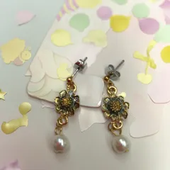 ●フラワーモチーフパール付き ピアス  ゴールドカラー 縁どり デザイン 華やか 上品  おしゃれ かわいい
