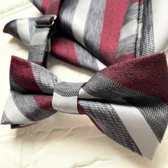 蝶ネクタイ メンズ 結婚式 チーフセット スーツ◇B2点セット メンズ 大人◇ 新郎 参列 ストライプ柄で魅せる メンズ フォーマルコーデ ワンタッチ グレー系 ワインレッド系 チーフ付き