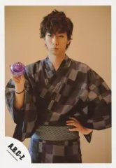 【中古】生写真(ジャニーズ) A.B.C-Z/河合郁人/膝上・浴衣黒・グレー・紫・右手水風船・左手腰・背景ベージュ/15夏 「Summer Paradise in TDC」 パンフ＆グッズ撮影/公式生写真