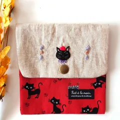 Sale　刺繍　黒猫×赤い黒猫さん生地のサニタリーポーチ/フラットポーチ